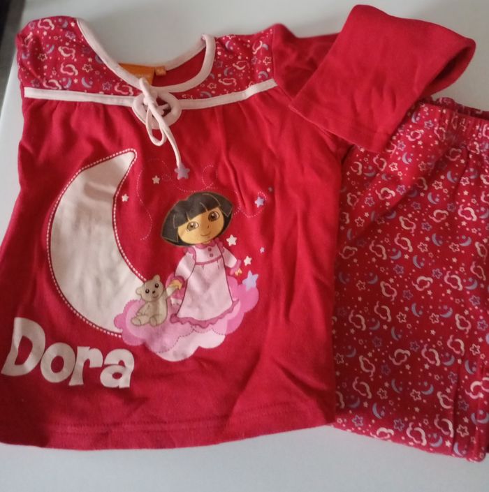 Pyjama 2 pièces.  5 ans . Coton ton rouge . Imprimé Dora .   Très bon état - photo numéro 4