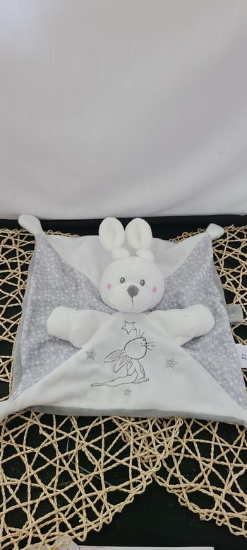 Lapin SIMBA (Kiabi) doudou carré plat blanc et gris