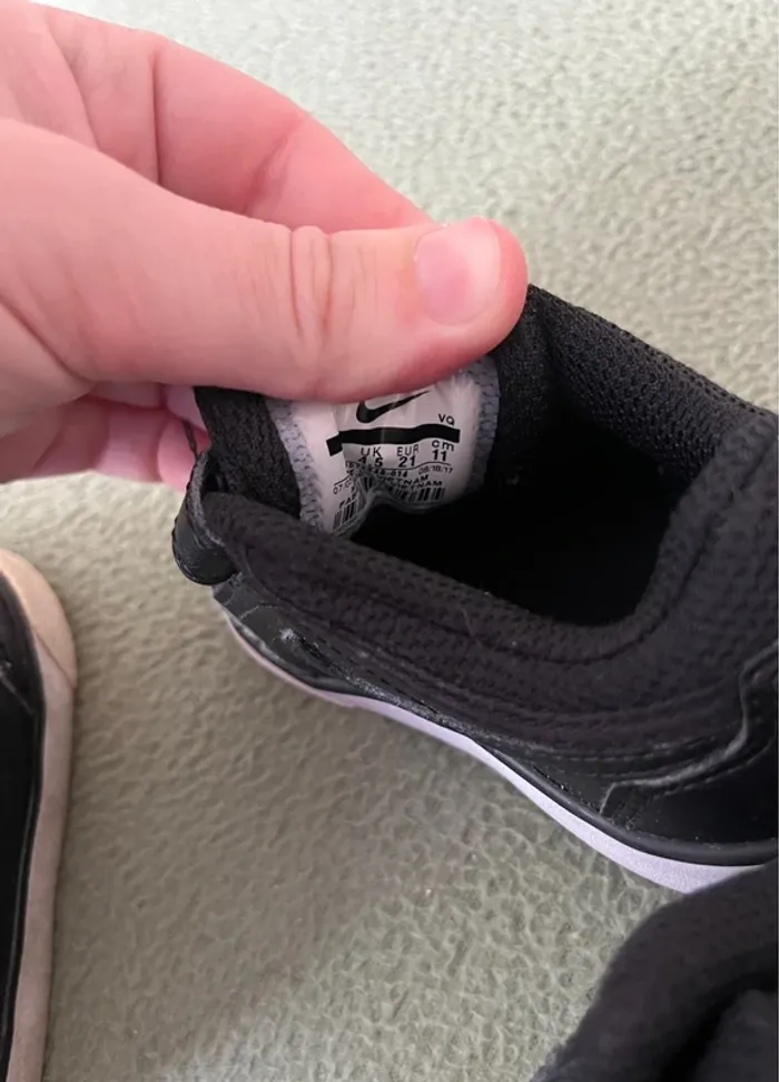 Basket Nike noir taille 21 - photo numéro 3