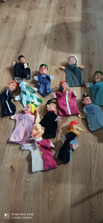 12 marionettes
