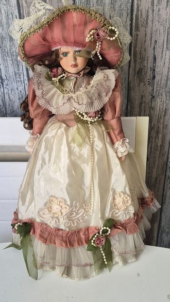 Poupée en porcelaine “Aux Belles Dames”