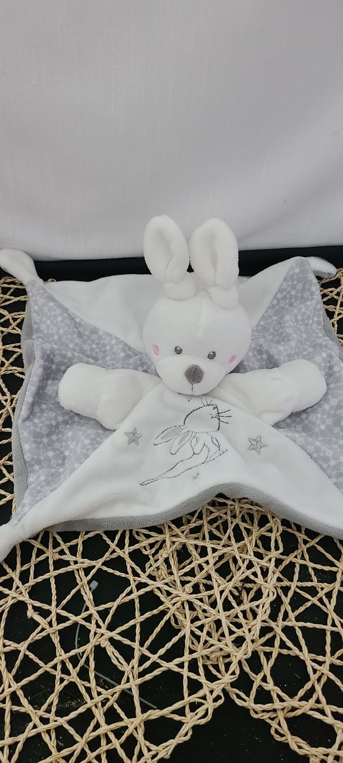 Lapin SIMBA (Kiabi) doudou carré plat blanc et gris - photo numéro 3