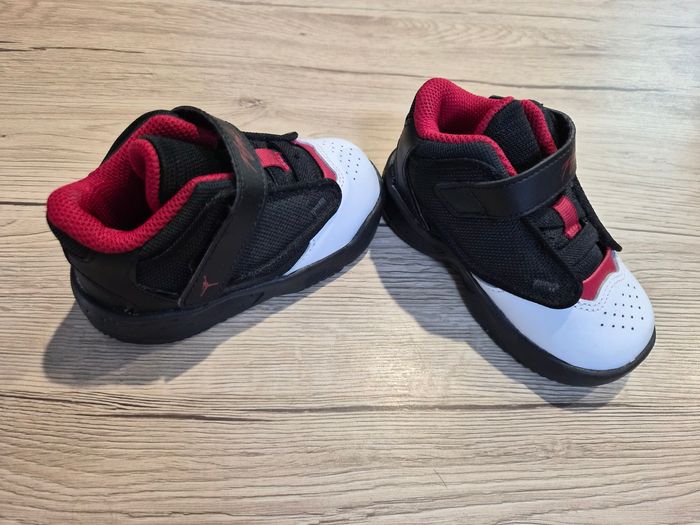 Baskets Jordan montantes noir blanche et rouge, pointure 22 - photo numéro 2