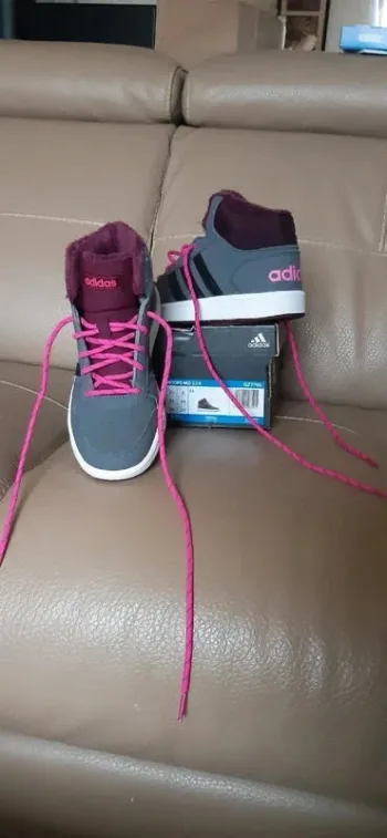 Chaussures / baskets grise/fuchsia adidas pointure 34 état neuves