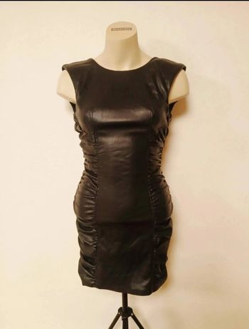 Magnifique robe noire en similicuir Zara