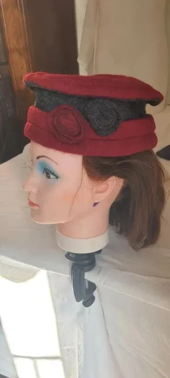 Chapeau rouge et gris femme fleur laine bouillie