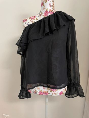 Haut asymétrique noir Asos une épaule dénudée à manche longue