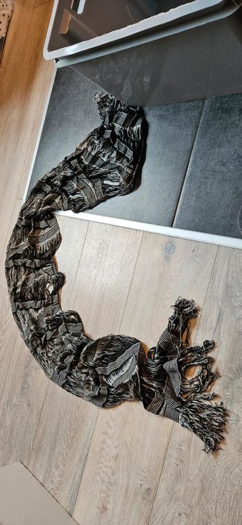 Echarpe grise et noire, jamais utilisée