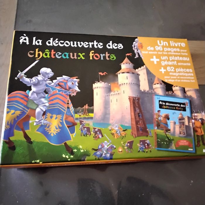 A la découverte des châteaux forts AUZOU