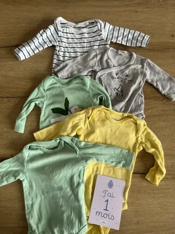 Lot bodies manches longues 1 mois