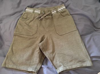 Short souple vert kaki élastique sergent major 9 ans 134cm