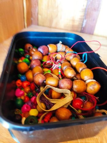 assortiment perles plastiques et bois