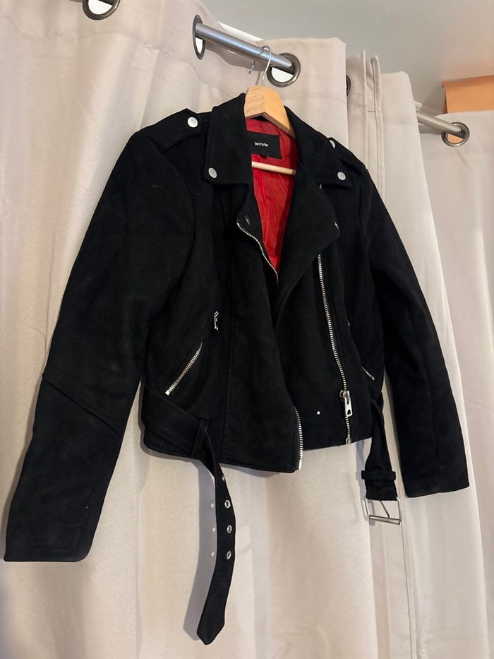 Veste noire en daim, intérieur, rouge