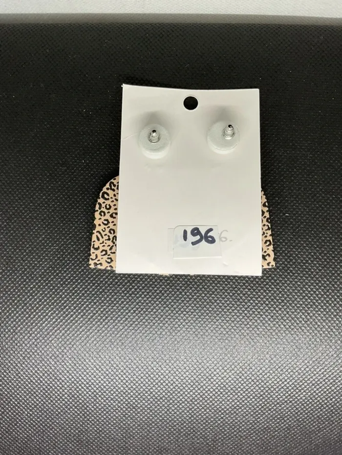 Boucles d’oreilles « U léopard » neuve - photo numéro 2