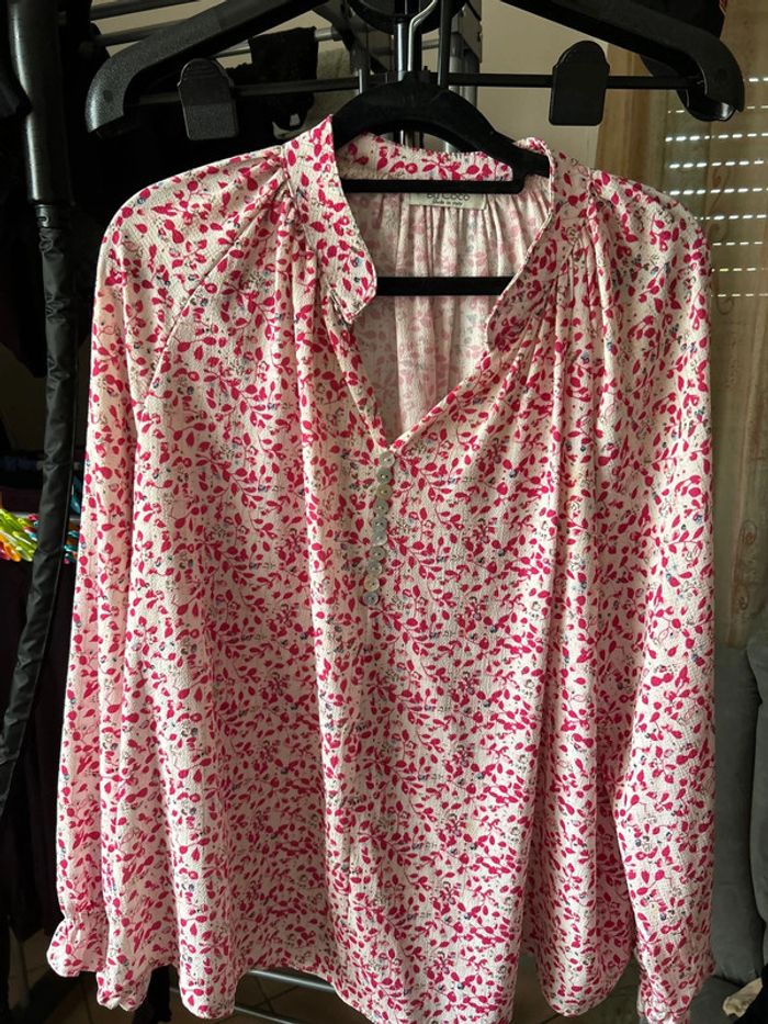 Blouse écrue à fleurs fuschia