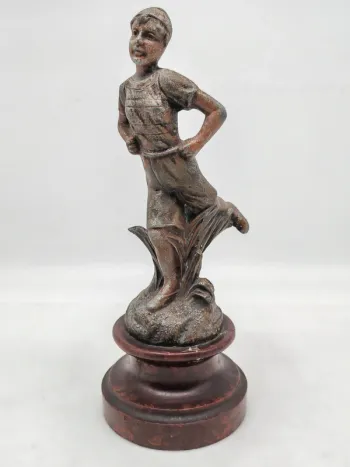 Ancienne statuette en régule sur socle bois