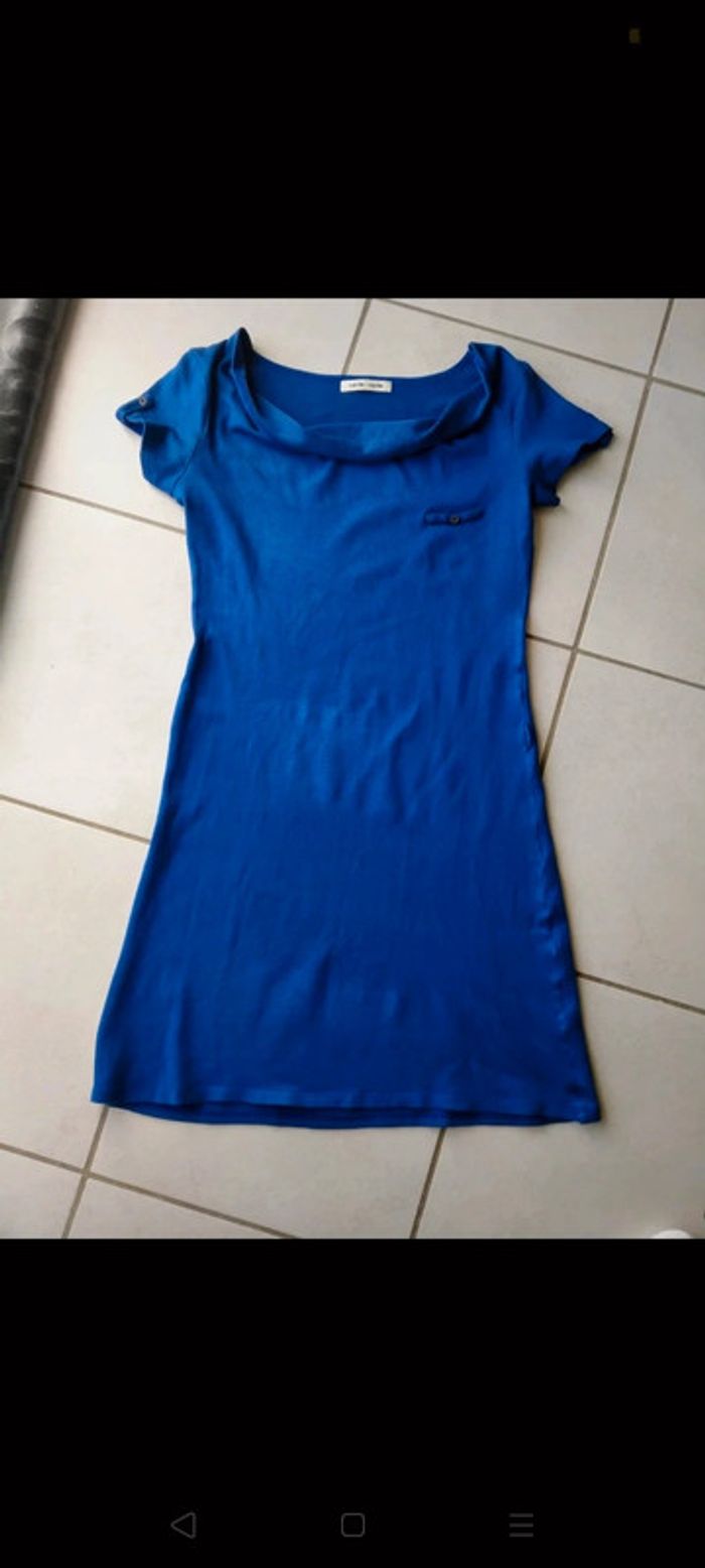 Robe bleue. Moulante. Cache cache.
Taille 38