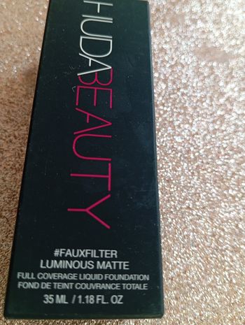 Rond de teint huda beauty