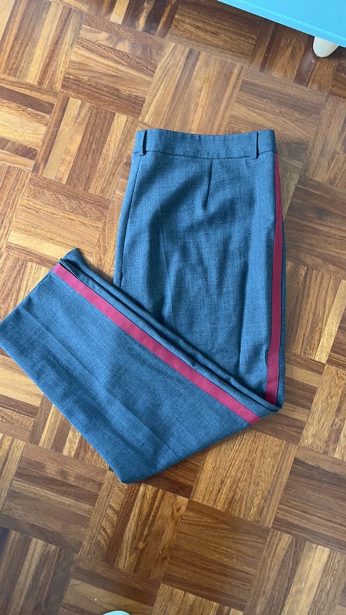 Pantalon droit a pince gris à bandes latérales rouges Weill