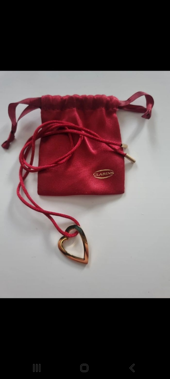 Collier cœur doré avec cordon satin rouge Clarins neuf - photo numéro 3