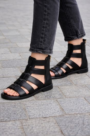 Spartiates noires neuves en 40