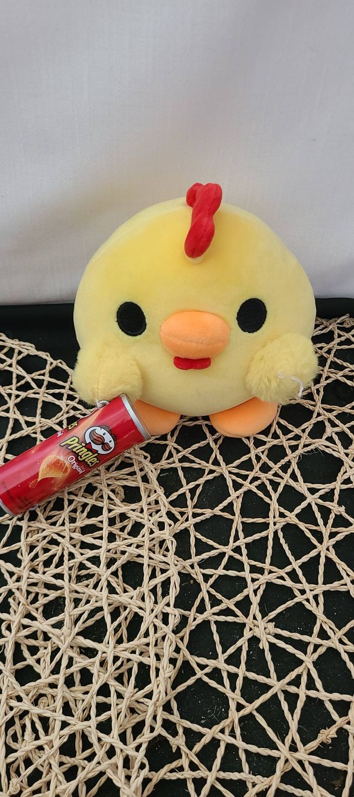 Zuru Snackles : Poussin en peluche jaune avec Pringles