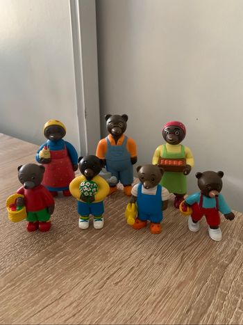 7 figurines petit ours brun dans le jardin