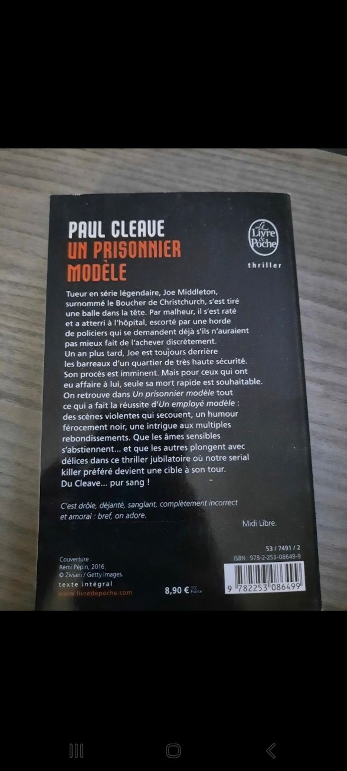 Livre un prisonnier modèle - photo numéro 2
