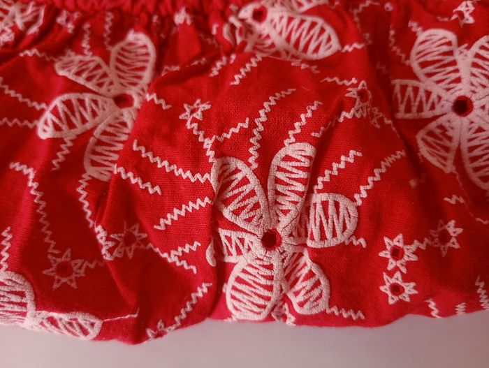Robe rouge et broderie blanche . 12 ans . Côte n et polyester .. Très bon état. - photo numéro 7