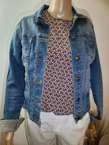 Veste en jean délavé, cache cache