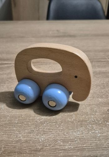 Éléphant en bois à rouler 