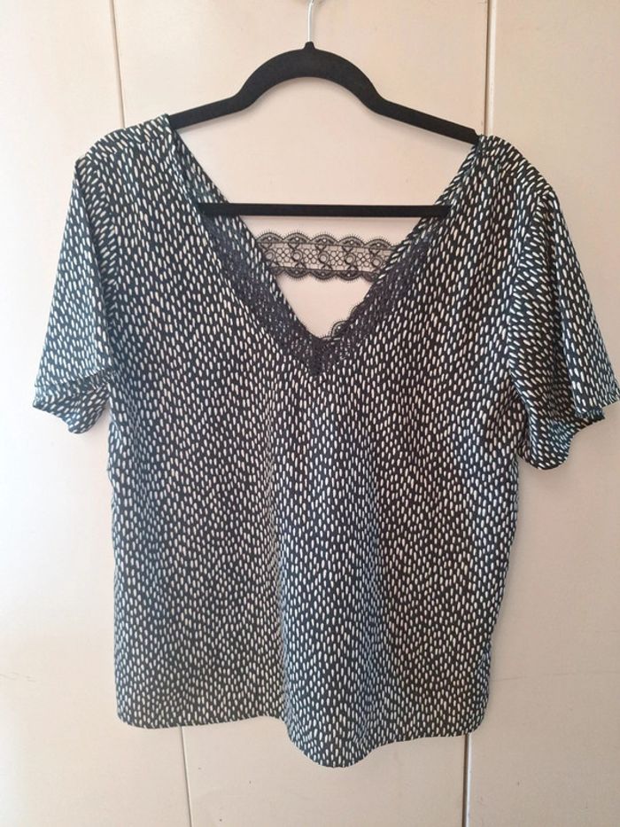 T-shirt vert foncé, motifs noirs et blancs L