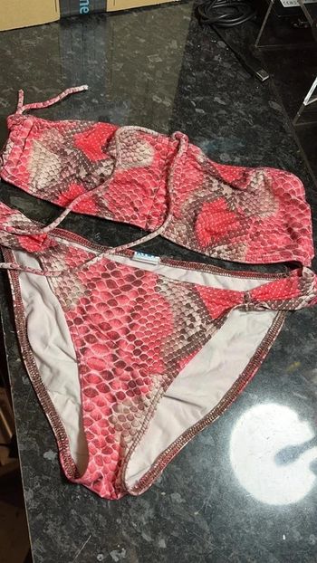 Maillot marque Kiwi, femme, taille M, en bon état.
