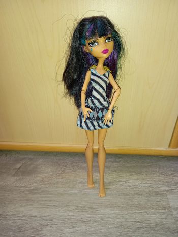 poupée monster high cléo de nille robe bleu et noire