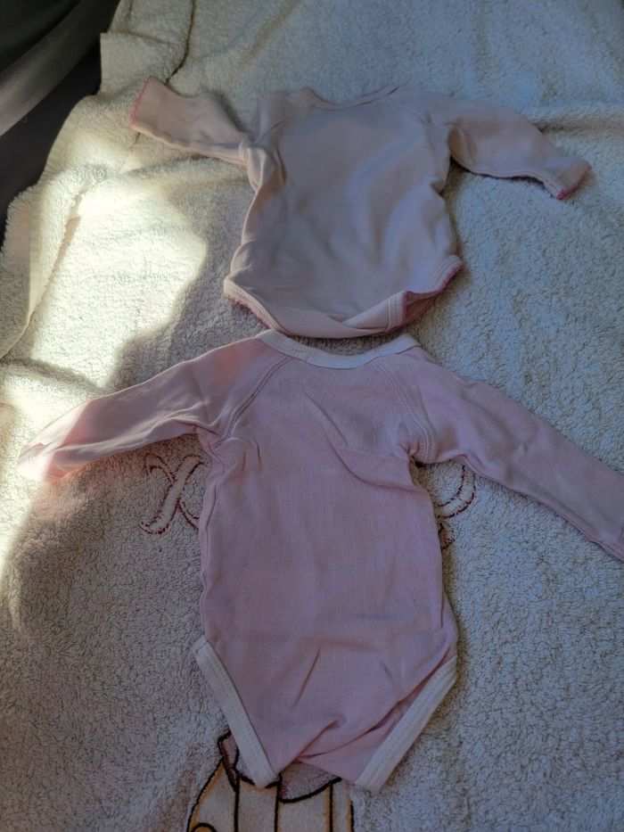 Lot de 3 pyjamas et 2 bodies 1 mois fille - photo numéro 3