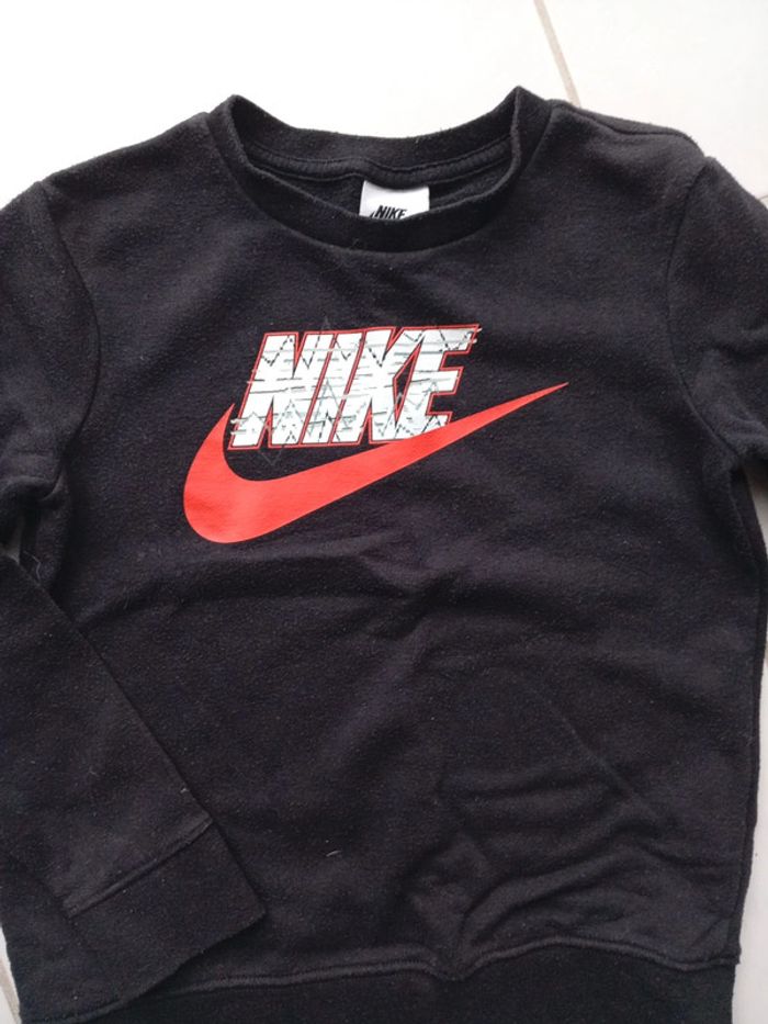 Sweat Nike noir taille 7 ans - photo numéro 2