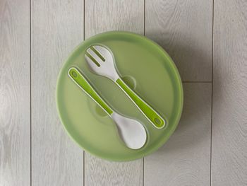 Ensemble assiettes et couverts pour pique nique a ranger hermétiquement en plastique
