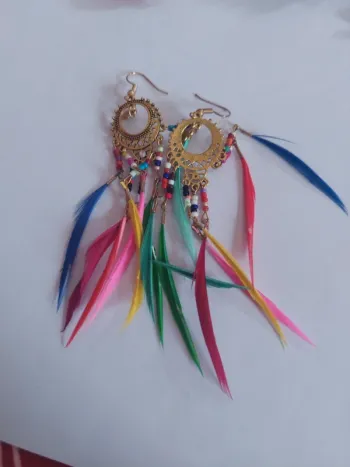 Boucle d'oreille dorée à plumes colorées