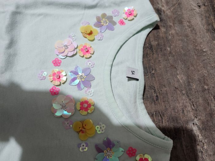 Tee shirt avec petite fleurs - photo numéro 2