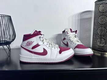 Air Jordan 1 Mid – Pointure 39 – Très bon état – Coloris bordeaux/blanc/noir