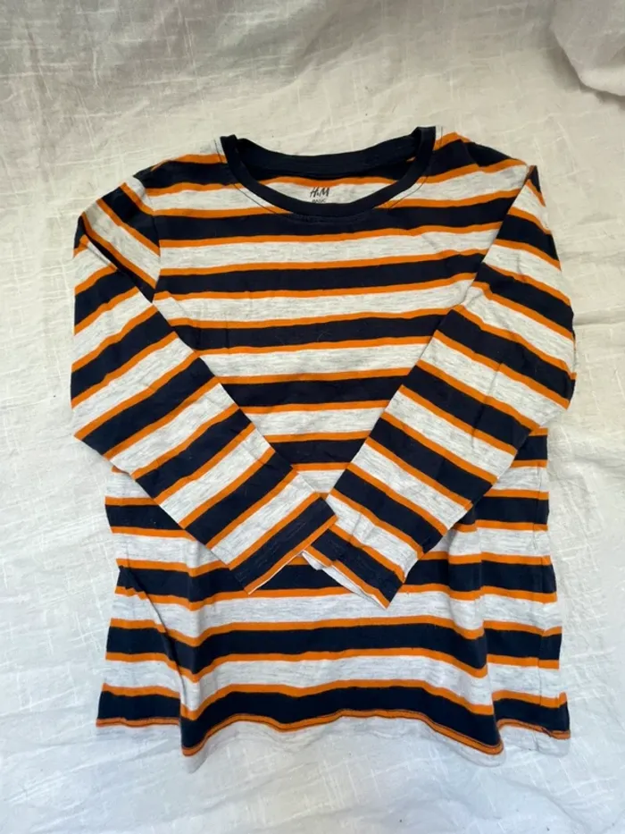 Lot vêtements garçon 4 ans – tee-shirts, pyjama + short Disney offert - photo numéro 3