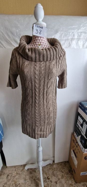 Pull/ Robe, marron, en bon état ( légèrement bouloché) ,en acrylique