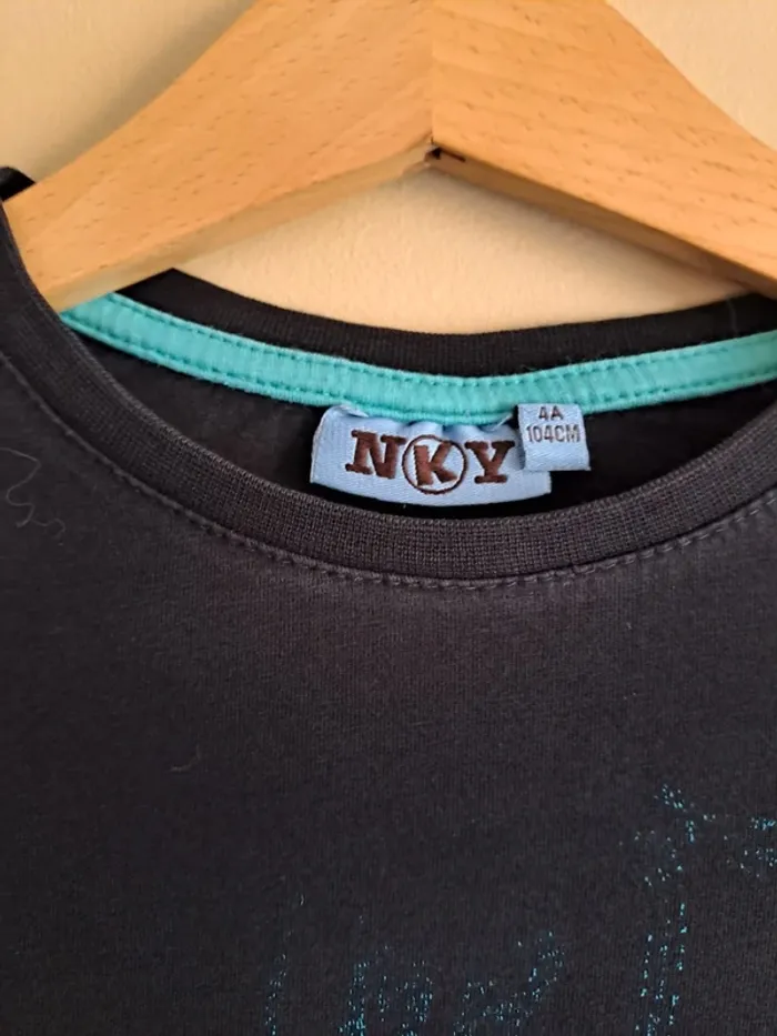T-shirt garçon 4 ans NKY noir tbe dessin un peu effacé - photo numéro 3