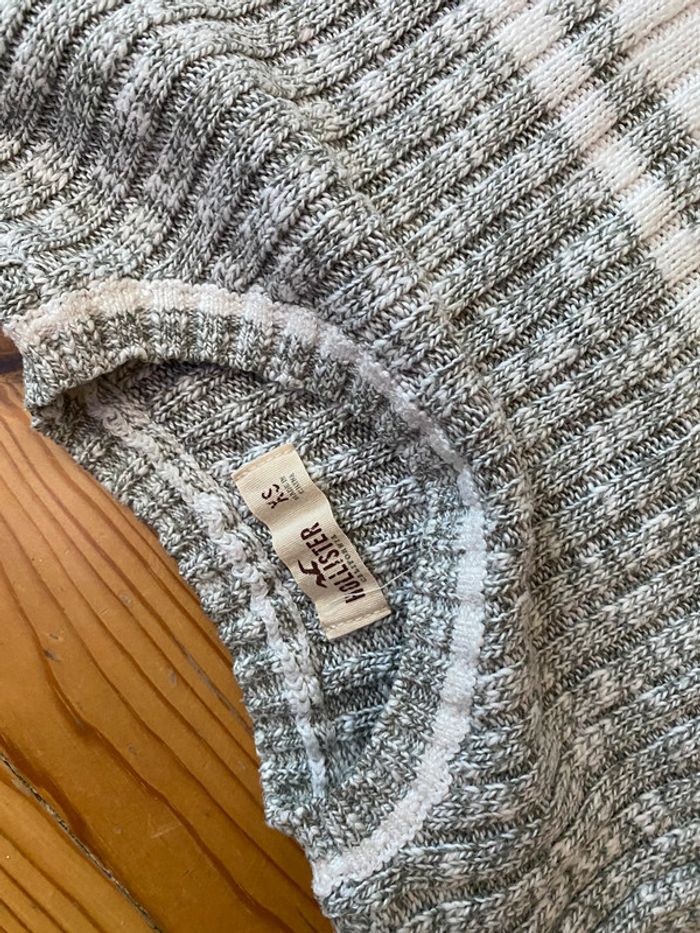 Pull court Hollister XS, gris et blanc prêt du corps - photo numéro 2