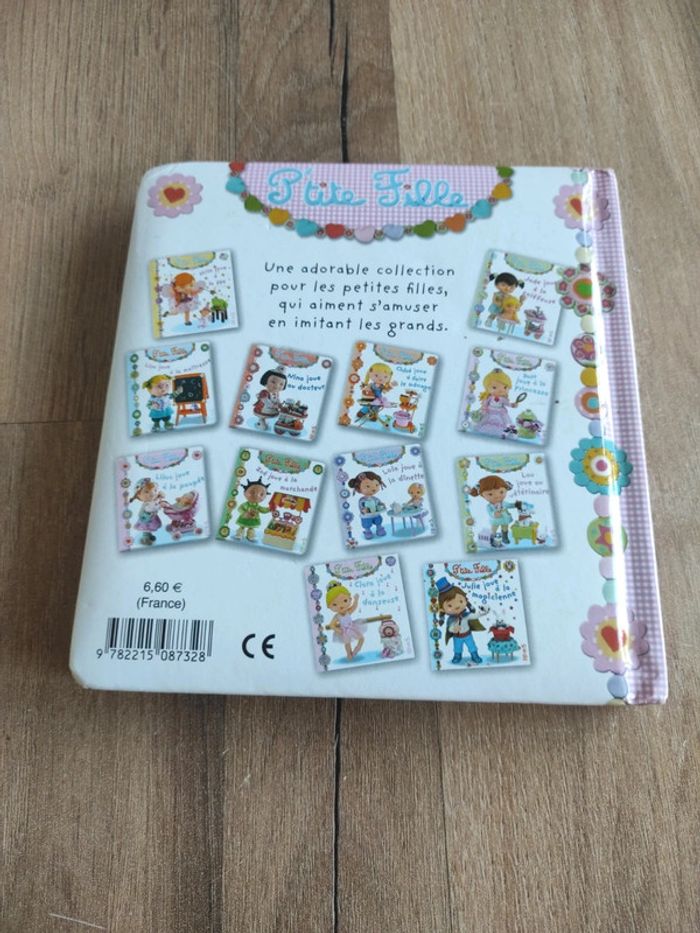 Livre : P'tite Fille : Lilou joue à la poupée - photo numéro 2