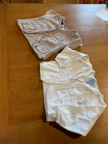 2 gilets neufs