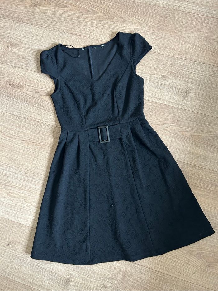 Robe noire à manches courtes taille 34 TBE - photo numéro 8