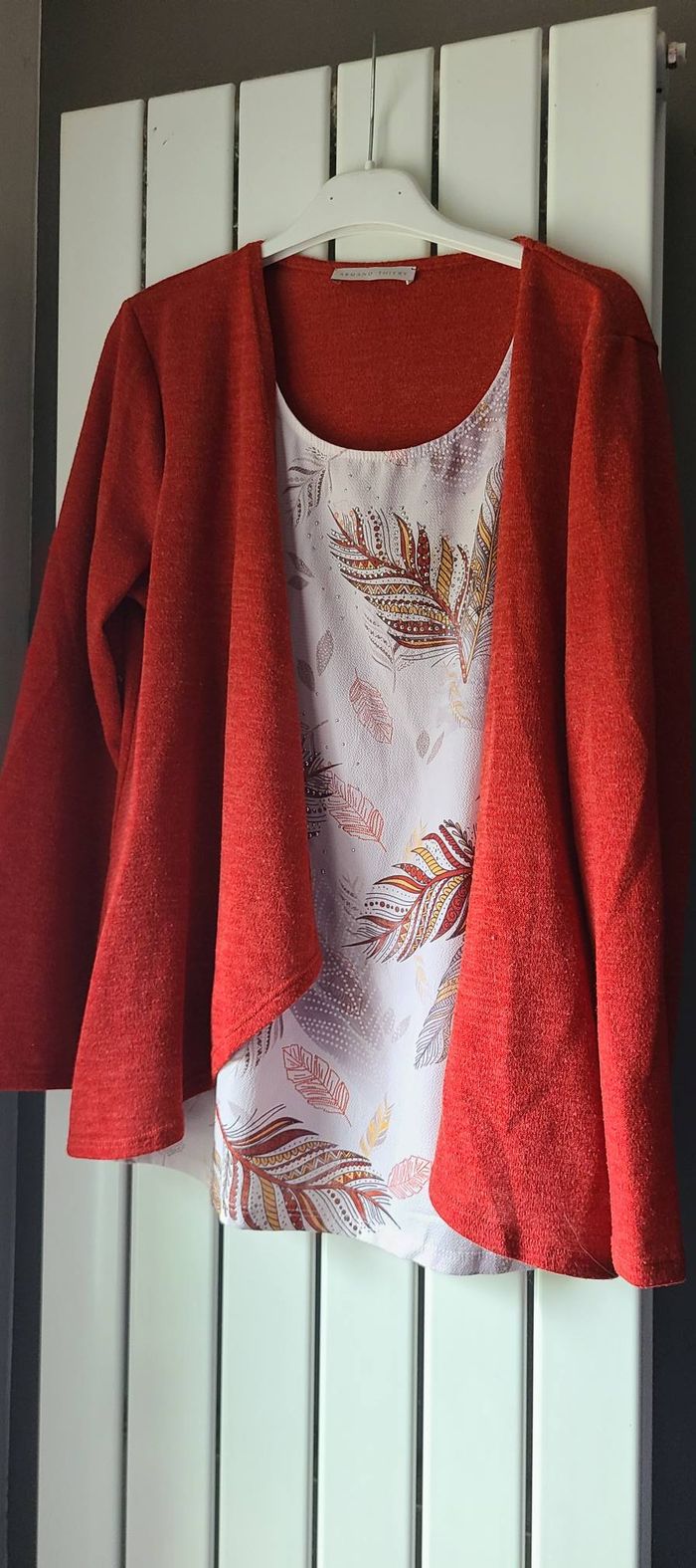 Haut rouge et blanc effet gilet Armand Thiery