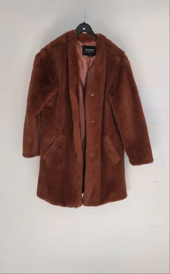 Manteau en fausse fourrure épaisse Pull & bear taille M en très bon état.