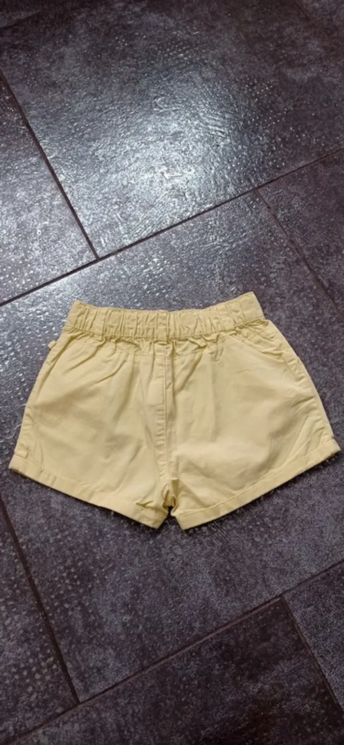 Obaibi short fille taille 24 mois taille grand 
Très bon état - photo numéro 3
